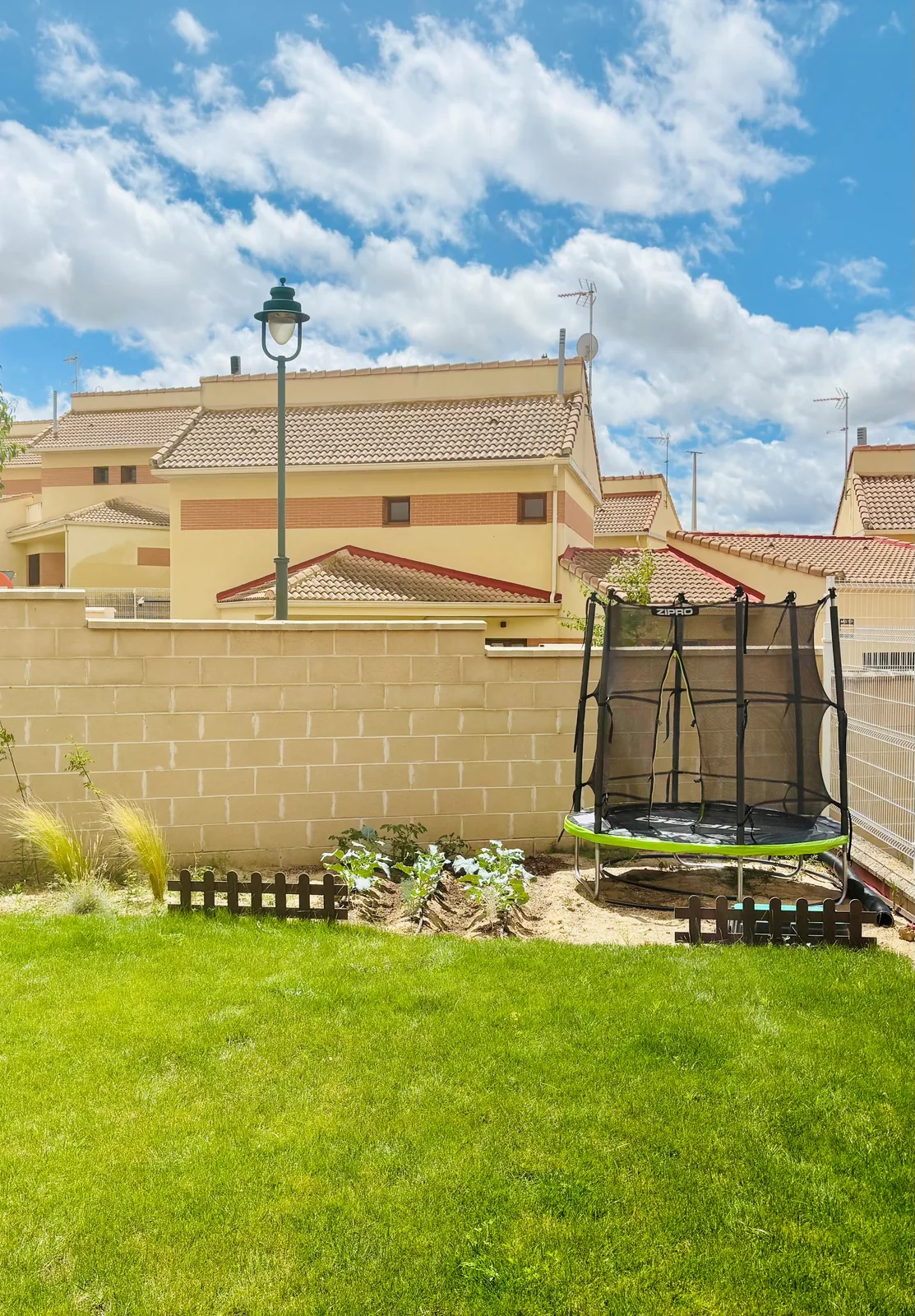 Jardín con cama elástica