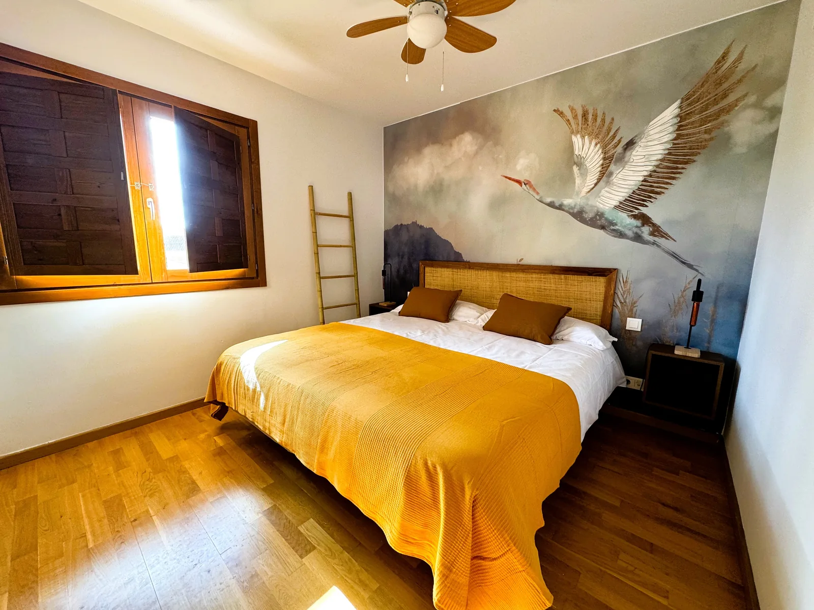 Dormitorio rústico con vigas de madera