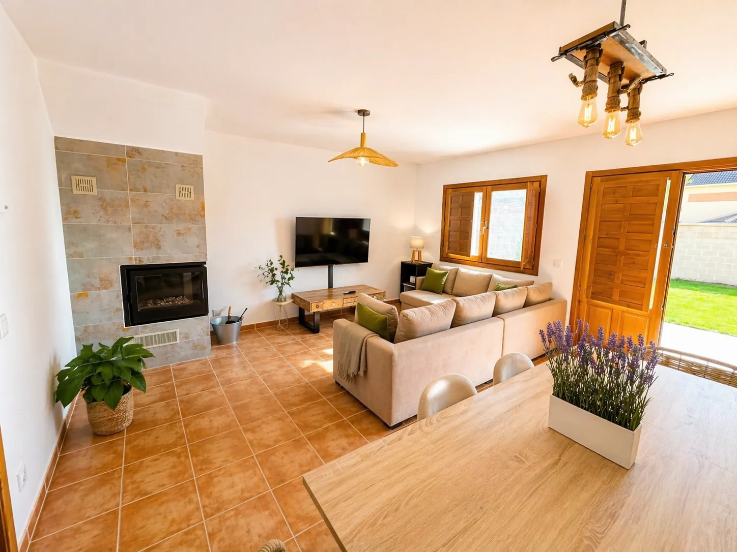 Salón con chimenea rústica